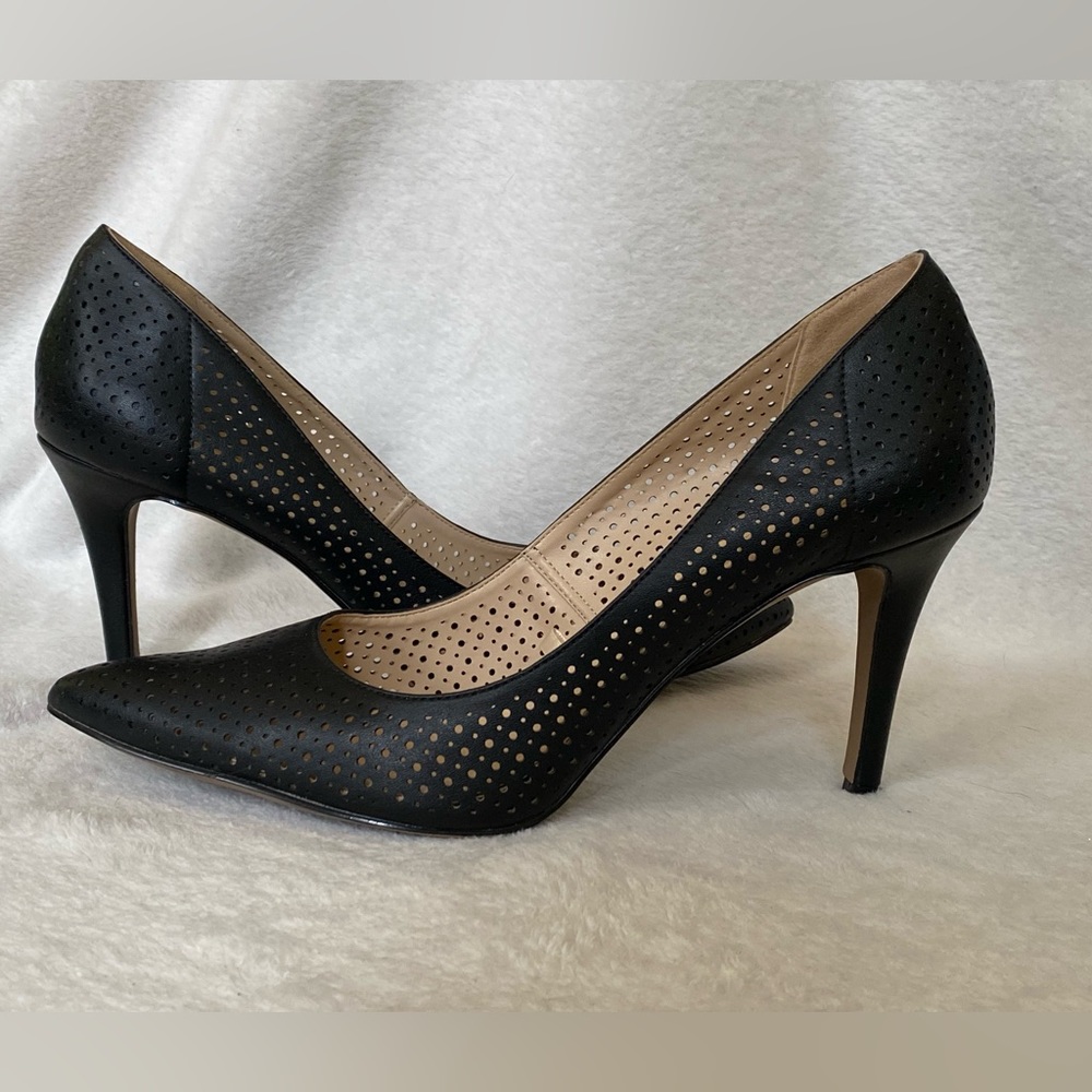 Jessica Simpson Black Laser Cut Out Pattern
Pointed Toe Heels